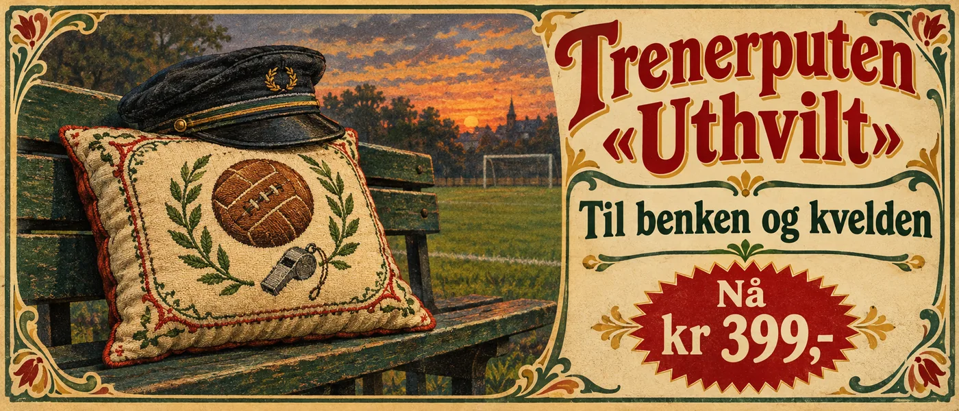 Bannerannonse: Trenerputen «Uthvilt». Til benken og kvelden. Nå kr 399,-. Tegning av en tykk, brodert pute med fotball og fløyte på, lagt på en innbytterbenk ved en fotballbane i skumringen, med en trenerlue på toppen.
