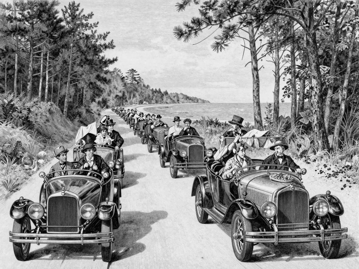 En uendelig bilkø på en kystvei gjennom furuskog, folk har piknik på biltakene
